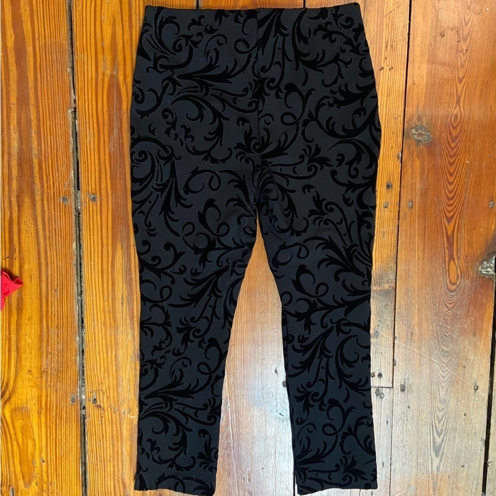 Chico’s So Slimming Juliet Flocked Scroll Ankle Pants Size 6 Black Velvet - Picture 4 of 7